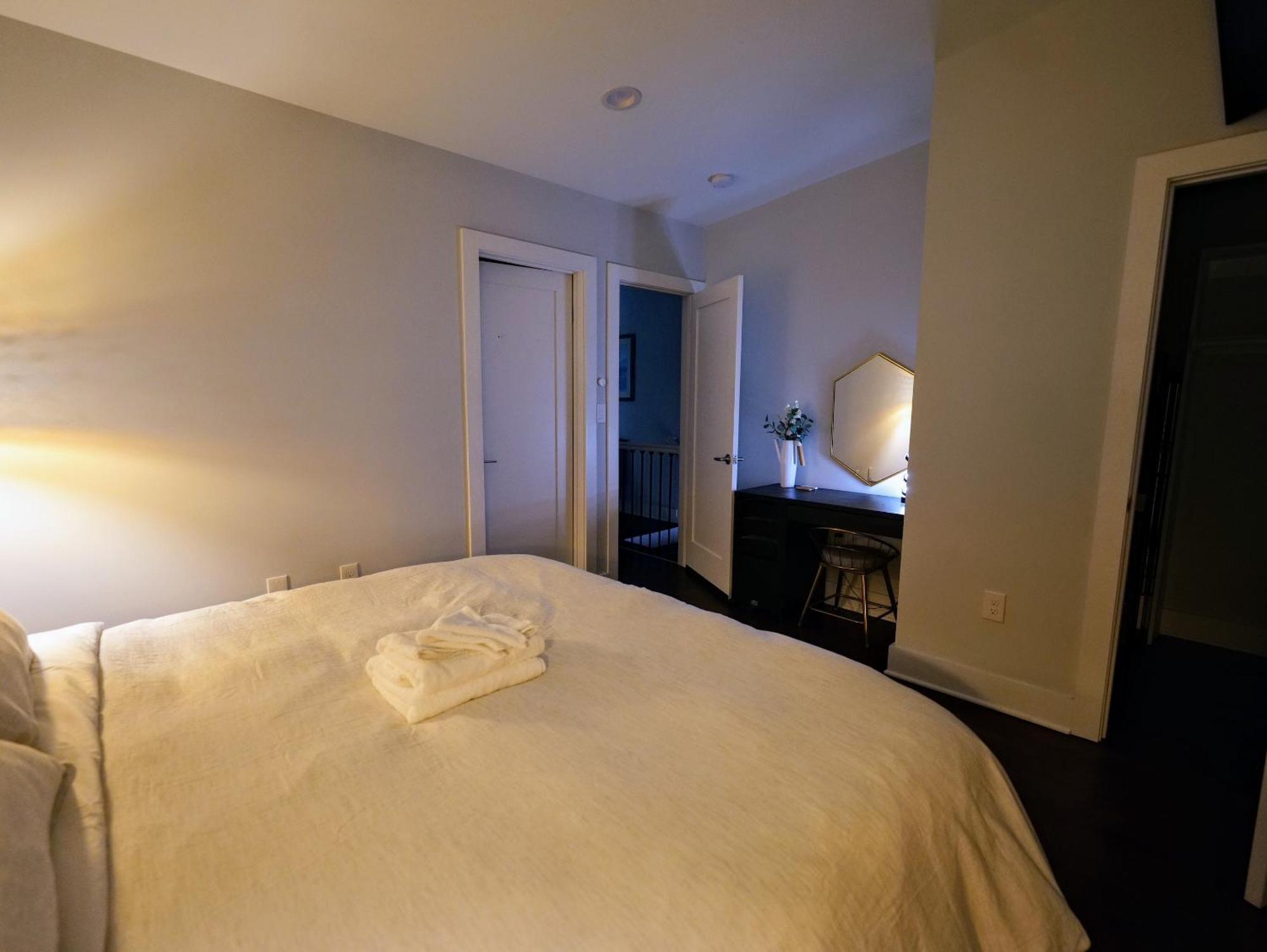 Ferienhaus Modern, Chic, 3bd, Metro Accessible And Free Parking *