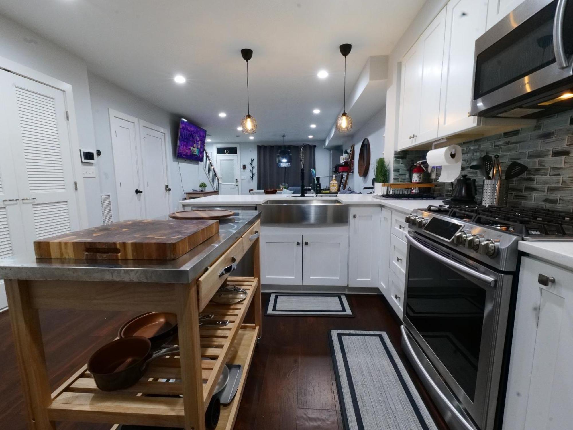 Ferienhaus Modern, Chic, 3bd, Metro Accessible And Free Parking