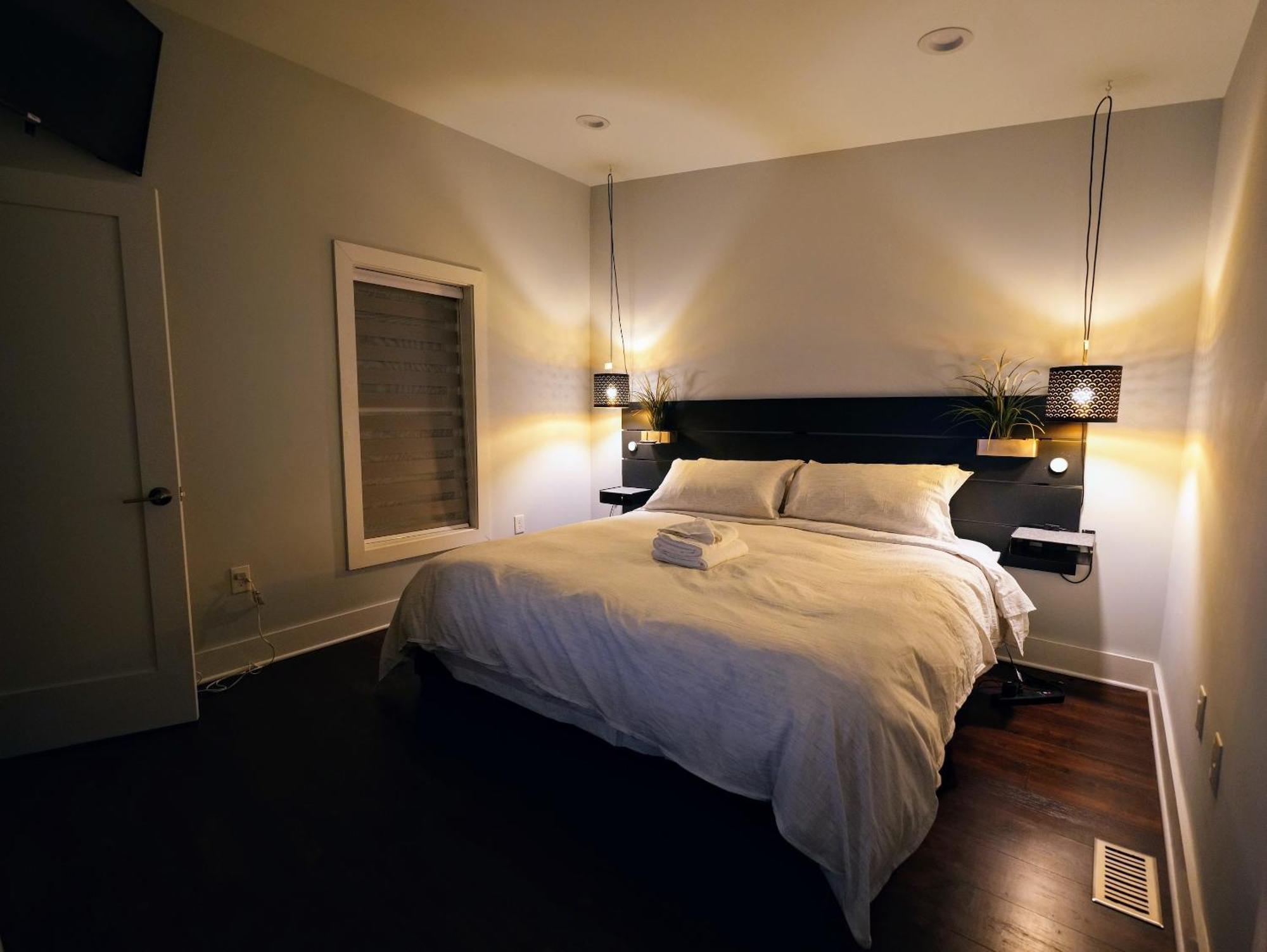 Ferienhaus Modern, Chic, 3bd, Metro Accessible And Free Parking *