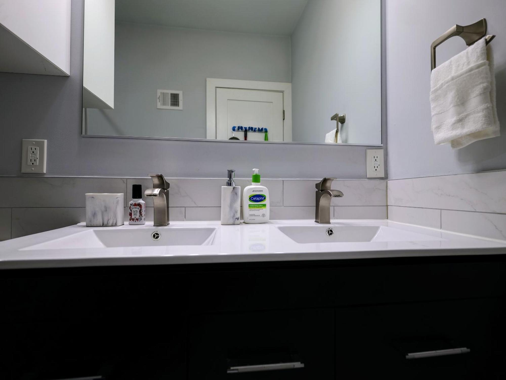 Ferienhaus Modern, Chic, 3bd, Metro Accessible And Free Parking