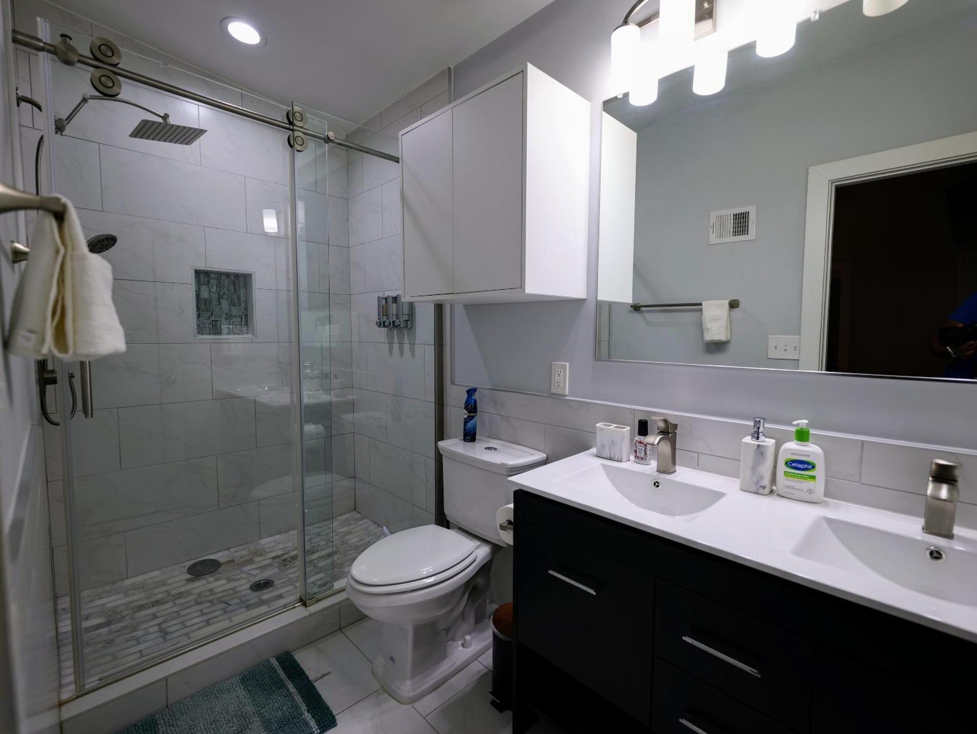 Ferienhaus Modern, Chic, 3bd, Metro Accessible And Free Parking *